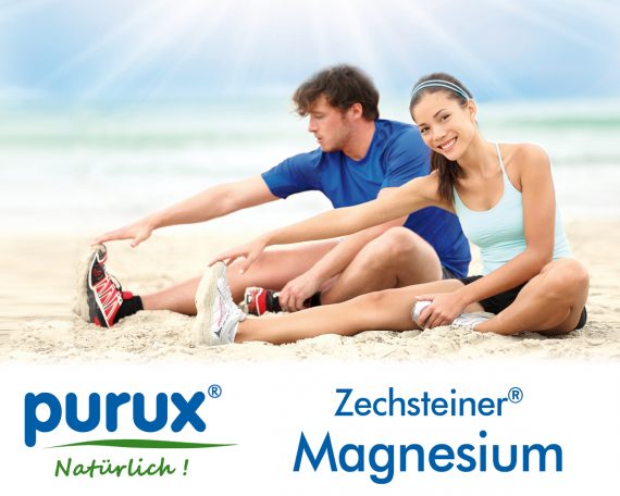 Purux Zechsteiner Magnesium. Zwei junge erwachsene machen Dehn Übungen am Strand